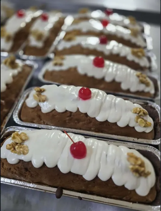 Budines con merengue, nueces y cerezas