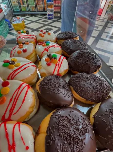Donas glaseadas y bañadas en chocolate en la vitrina