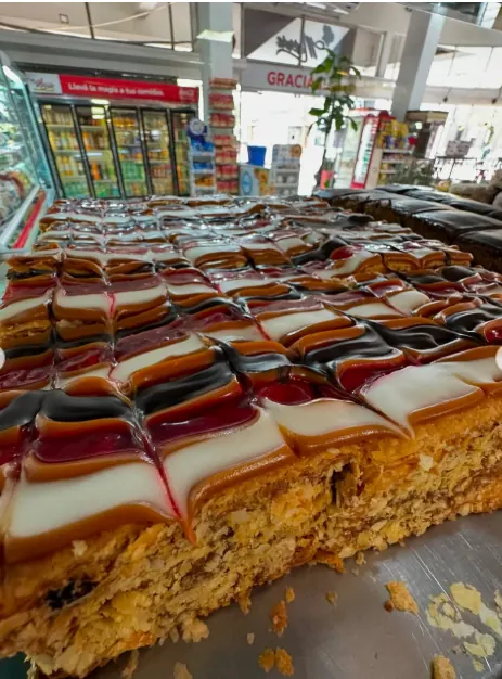 Bandeja de mil hojas con dulce de leche y glaseado de colores