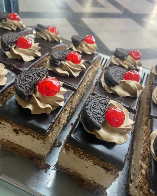 Porciones de postre de chocolate con Oreo y cereza